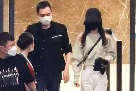 赵丽颖冯绍峰现身机场，赵丽颖一身露腰装身材太好了图片