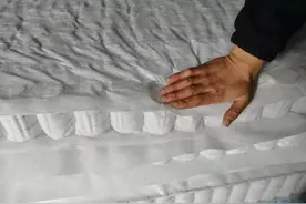 床垫中间陷下去，长期睡这样的床，对人身体有什么伤害？图片