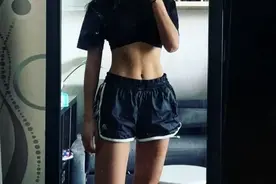 女生拥有腹肌是种什么体验，网友：这不比白幼瘦好看？图片