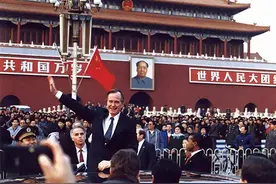 老布什带着夫人，待中国13个月，极其爱吃"全聚德"的北京烤鸭图片