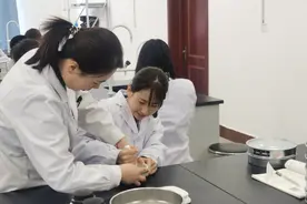 感动网友、央视点赞，长春这个爱笑的残疾女孩让阳光照进现实图片