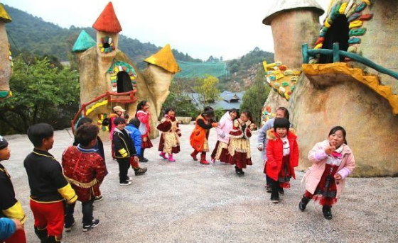 地处云南的“小矮人王国”，居民住彩色蘑菇屋，身高都不到1米3