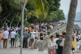 与香港隔海相望的深圳湾边 人潮涌动图片