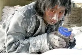 假扮乞丐、吃垃圾，把自己卖进黑砖厂，“暗访小王子”崔松旺图片