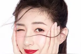 江疏影双手捧脸，表情可爱气质清新图片