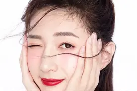 江疏影双手捧脸，表情可爱气质清新图片
