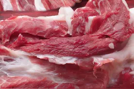 土猪肉和饲料猪有何区别？购买时怎么分辨？肉贩：内行都看这2处图片