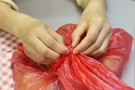 塑料袋死结打不开，好百邻家政师教你一招，只需10秒轻松解开图片