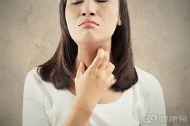 脖子周围长了米粒大小的肉疙瘩，不痛不痒？提醒：别用手抠掉图片