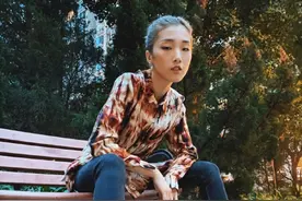 29岁Yamy晒近照瘦得只剩皮包骨，染了一头灰发显憔悴苍老图片