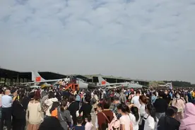 今天，杭州1万多人与“飞豹”战机零距离接触！图片