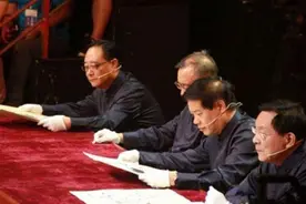 男子清理母亲遗物，意外发现一龙袍，专家看后忙问：你祖上是何人图片