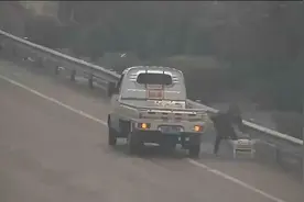险！高速公路上随意停车装卸货 甚至一路倒车图片