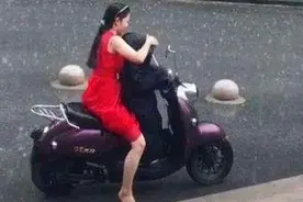 大雨中妈妈电动车接孩子，看到孩子之后，网友感动不已：为母则刚图片