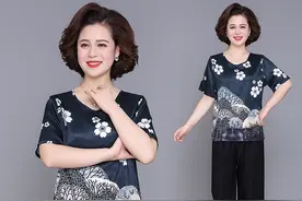 妈妈57岁，给她穿高级点的“丝绸衫”，华丽又舒爽，添气色不少图片
