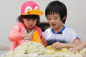 陆毅女儿贝儿将开学，与费曼互动感情深，俩娃1年学费就10余万图片