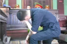 越南一女子刚生了小孩不愿与丈夫发生关系，丈夫疯狂拔刀捅向孩子图片