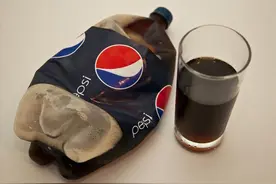 百事可乐的新瓶子，变弯了，直的不好吗？图片