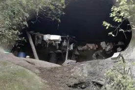 七旬老人隐居深山洞穴40年，寻宝队伍看到洞里的石头欣喜若狂图片