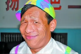 喜剧小品《爱情不外卖》：柳岩失恋为爱伤心，宋小宝巧语安慰图片