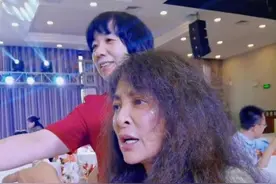 李勤勤参加婚礼没架子，看到了真实老人的打扮，吃完宴席还打包图片