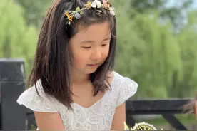 张亮为女儿庆6岁生日，妹妹穿公主裙对着蛋糕许愿，似长发版天天图片