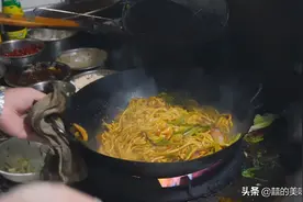 河南大叔炒面30年，半夜马路边上还坐满人，客人太多不抢吃不上图片