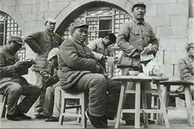 他是原武汉市公安局长，享受省长级待遇，曾42次陪毛主席畅游长江图片