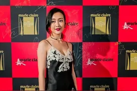 王鸥真让人看不懂，走红毯直接穿“蕾丝睡衣”，配小黑裤仍惊艳了图片