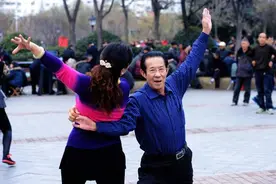 63岁大爷：跳了5个月交谊舞，我怕了，那些女舞伴都不是省油的灯图片