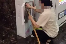 盐城房产大厦保洁员用拖把擦饮水机，回应：已开除，饮水机换新图片