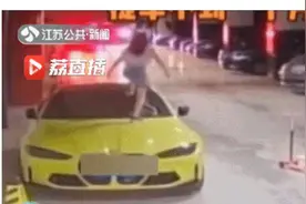 气炸！孩子踩坏轿车前挡风玻璃，家长回复：小孩又不懂事，等以后你家生了小孩，来踩我家玻璃行了吧图片