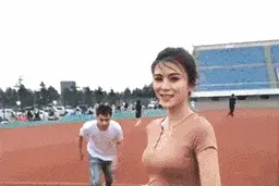 爆笑GIF: 美女你这是去干什么呀，这么开心，一蹦一跳的图片