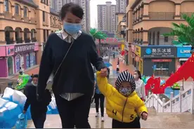 姚师兵出游不间断，田静直呼隔代亲，许敏：我要把错失的爱补起来图片