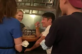 撒贝宁夫妇同框秀恩爱！两人深夜在酒馆对酌，妻子李白金发碧眼图片