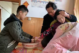 民工娶得美妻生下帅儿子，日子幸福美满，不料妻子摔一跤毁了一切图片