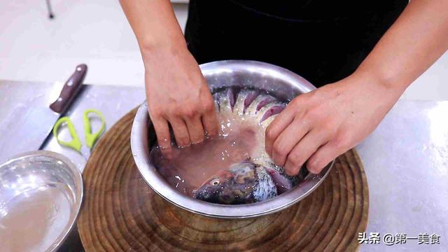 3斤草鱼配上1斤五花肉，倒一罐啤酒直接炖，出锅香气扑鼻，太香了