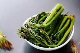 腌香椿时，可别只会加盐，教你2招，入味又好吃，放1年照样好吃图片