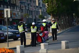 电动车送娃也被罚，车主：不能载人，为什么设计后座？得到回复图片