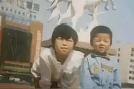 郭威童年很幸福？在外面写作业，帮忙杜新枝卖盒饭还要照顾姐姐图片