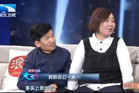 袖珍小伙娶1.6米的漂亮女孩，结婚十年生了3个儿子，太幸福了图片