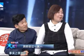 袖珍小伙娶1.6米的漂亮女孩，结婚十年生了3个儿子，太幸福了图片