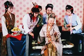 《红楼梦》贾家的没落：贾母吃饭，锅里再也舀不出一碗红稻米饭图片