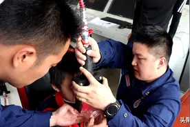 杯子“咬”嘴，消防员巧手解救图片