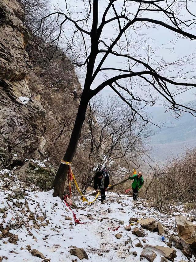 郑州驴友徒步经典户外线路，万丈梯刀背山穿越小长城黄金大草原