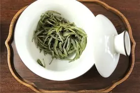 饮茶时，茶叶的第一泡水脏吗，有必要倒掉吗？看完这个你就知道了图片