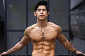 撞脸周杰伦，被称为“健身界周董”，从200斤小胖子变成肌肉男图片