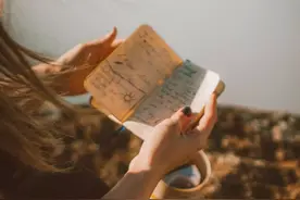别睡太晚，别爱太满图片