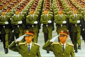 沿用了几十年的红领章，1988年，中国军队，为何停止使用？图片