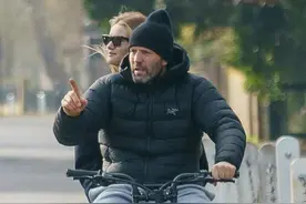 杰森斯坦森骑车兜风，后座小20岁超模未婚妻，生了娃感情依然好图片